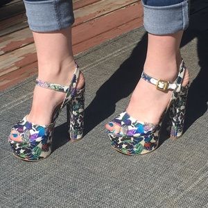 GUESS Den 70s Platform Butterfly Heels